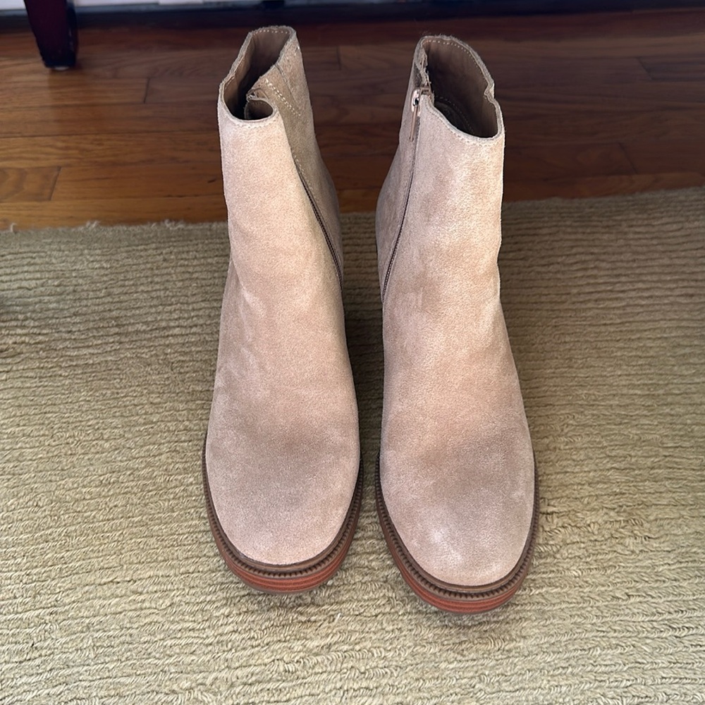 Crown Vintage Suede Taupe boot heel. Size 8 1/2. Brand new, never worn.